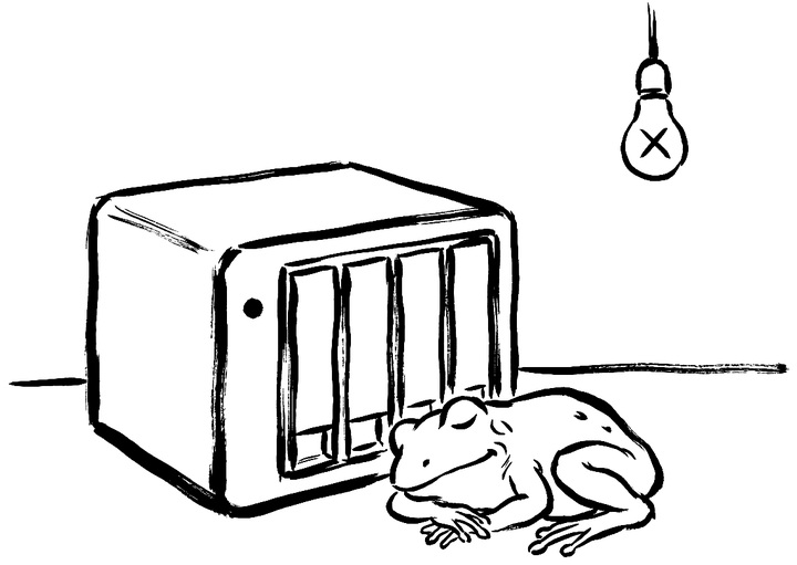 消えた電球のそばで、NASの前で丸くなって眠るカエルの墨絵